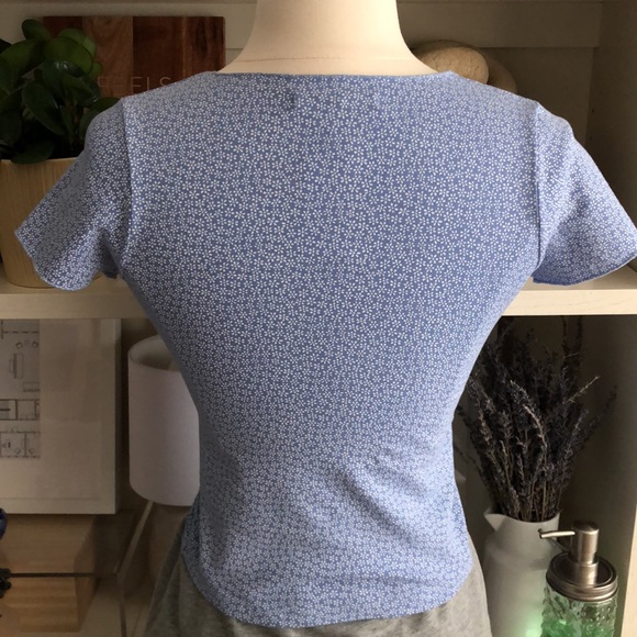 Brandy Melville Gina Floral Crop - Picture 2 of 5